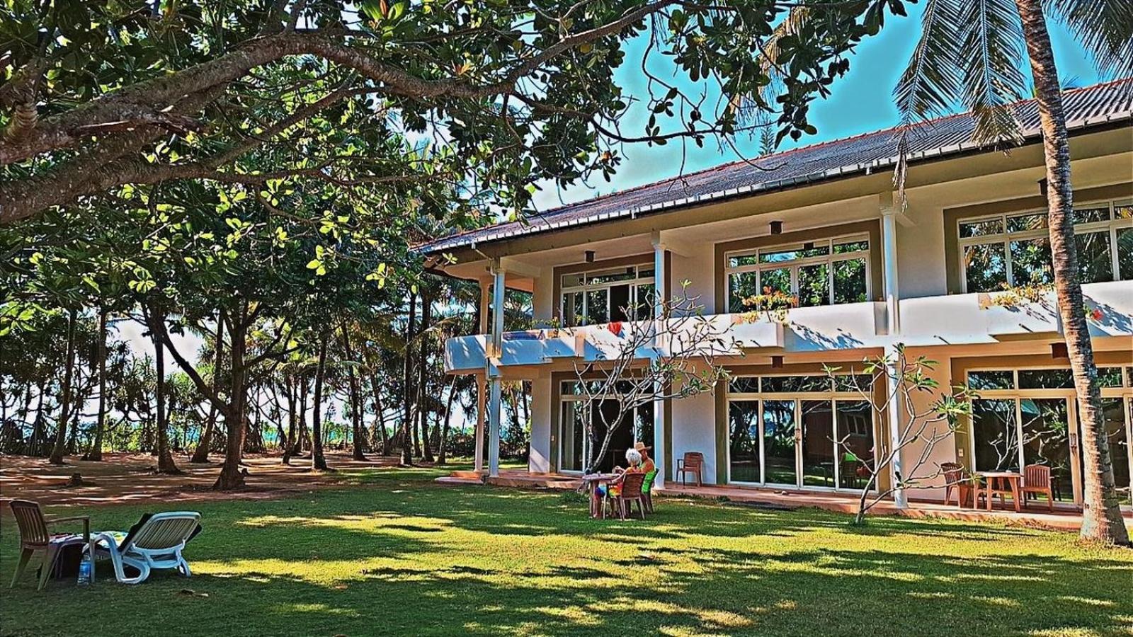 Raja Beach Hotel Balapitiya Buitenkant foto