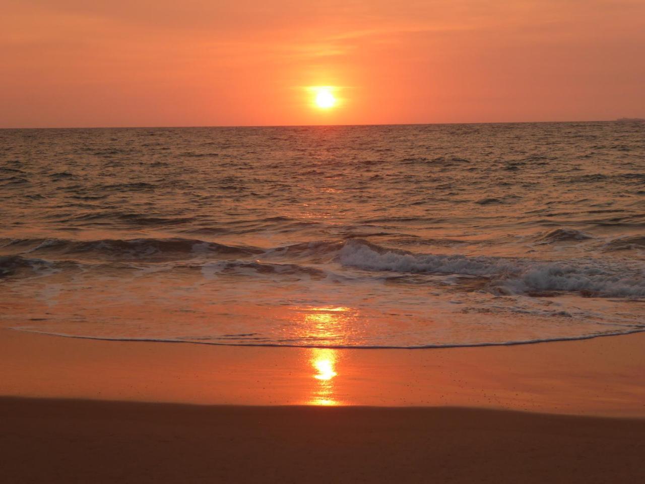 Raja Beach Hotel Balapitiya Buitenkant foto