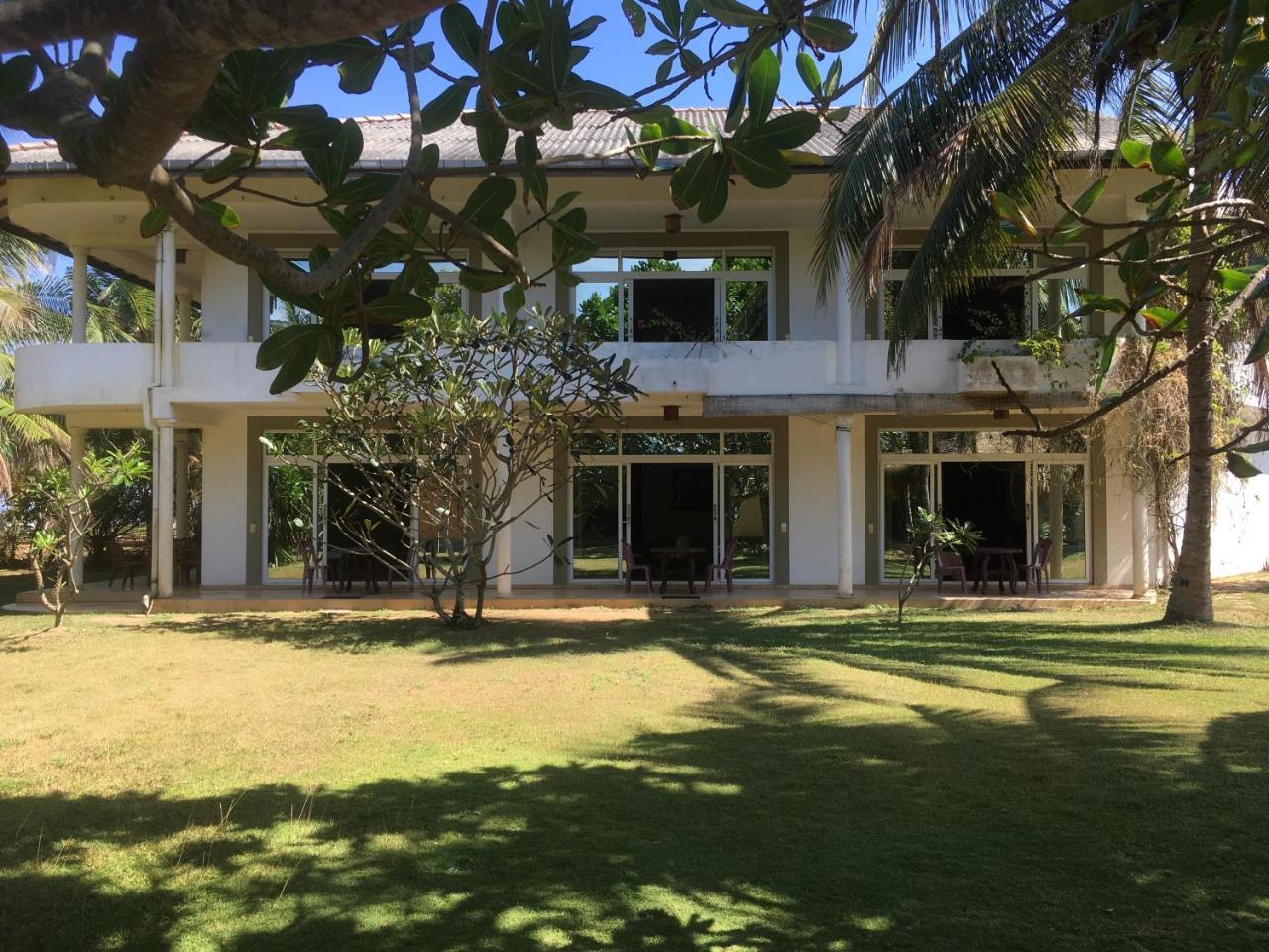 Raja Beach Hotel Balapitiya Buitenkant foto