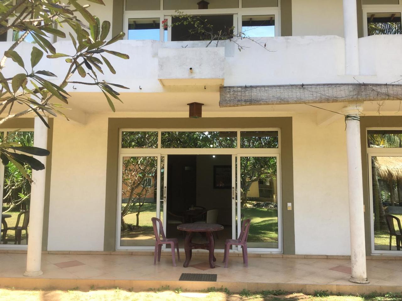 Raja Beach Hotel Balapitiya Buitenkant foto