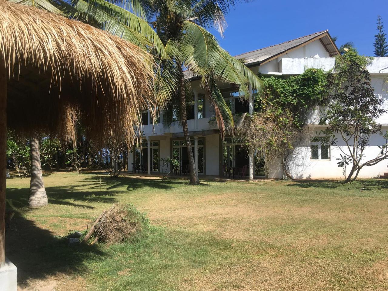 Raja Beach Hotel Balapitiya Buitenkant foto