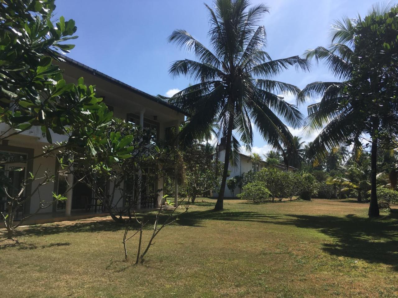 Raja Beach Hotel Balapitiya Buitenkant foto